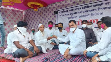 पालकमंत्री दत्तात्रय भरणे यांच्या मध्यस्थीने शेतकऱ्यांनी उपोषण सोडले.