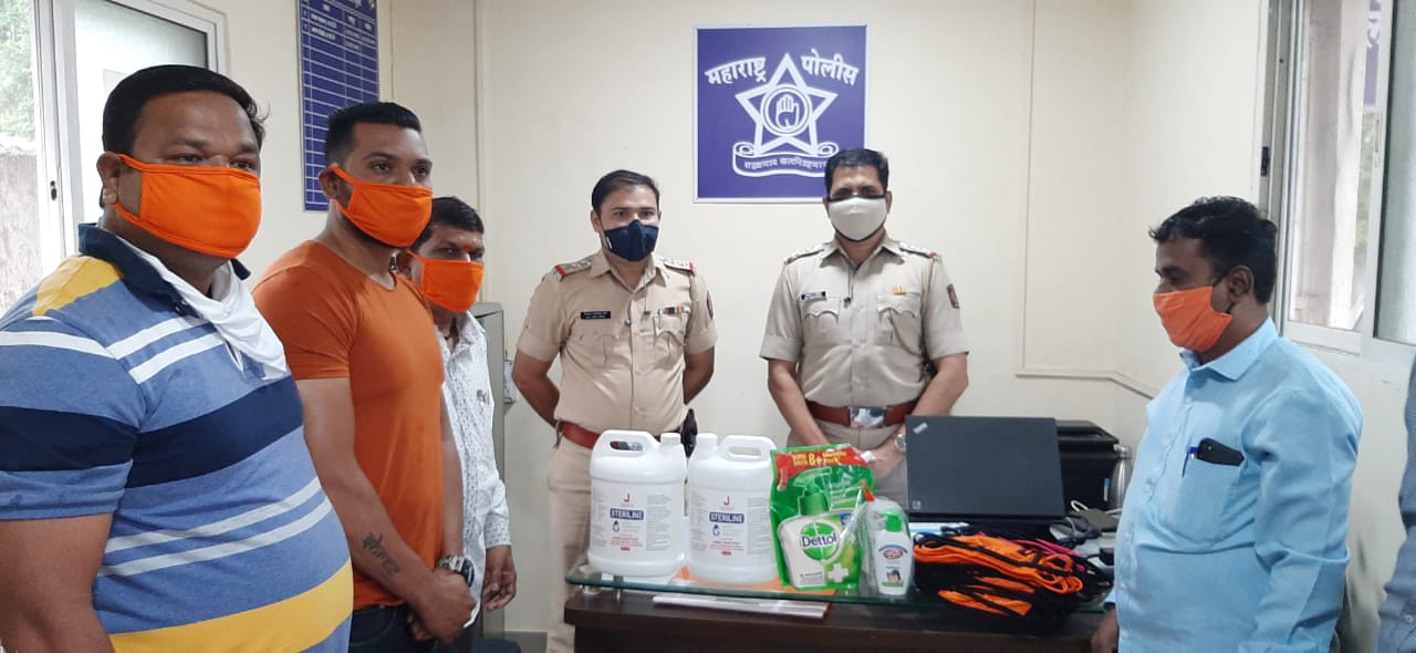 शिवसेनेकडून अलंकार पोलीस स्टेशनला सुरक्षा किट
