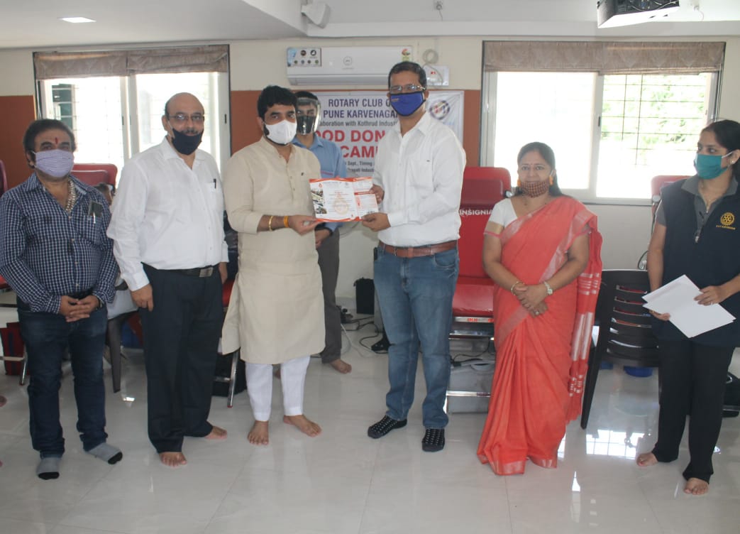 कोरोनाच्या संकटकाळी रक्तदान करणारे देवदूत