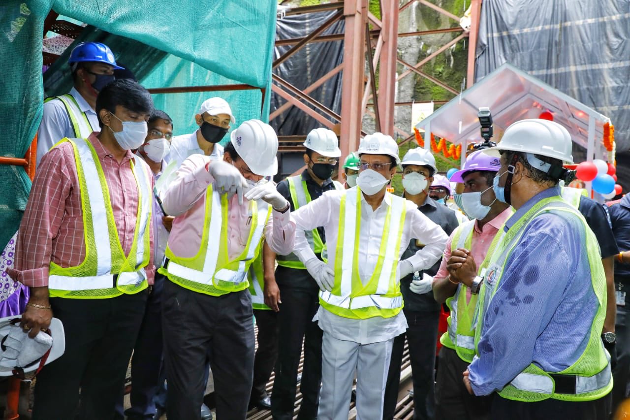 मेट्रोचं काम वेळेत पूर्ण करण्याच्या अजित पवारांच्या सूचना