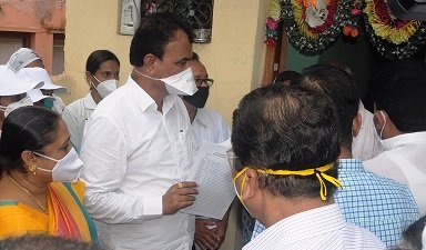 सोलापूर जिल्ह्यात मास्क सक्ती करण्याची पालकमंत्र्यांची सूचना सोलापूर जिल्ह्यात मास्क सक्ती करण्याची पालकमंत्र्यांची सूचना