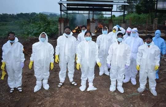 कराड नगरपरिषदेच्या लोकनियुक्त नगराध्यक्षा रोहिणी उमेश शिंदे यांनी स्वतः कोरोना बाधित मृतांवर केले अंत्यसंस्कार