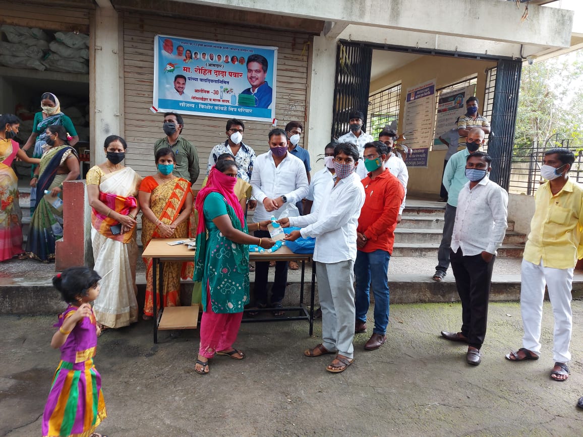 आमदार रोहित पवार यांच्या वाढदिवसानिमित्त सुरक्षा किटचे वाटप आमदार रोहित पवार यांच्या वाढदिवसानिमित्त सुरक्षा किटचे वाटप