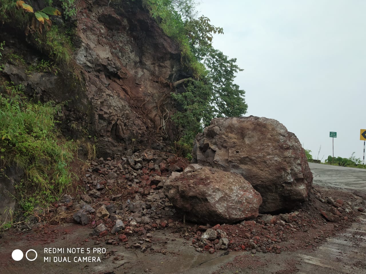 सिंहगडावर जाणाऱ्या रस्त्यावर कोसळली दरड