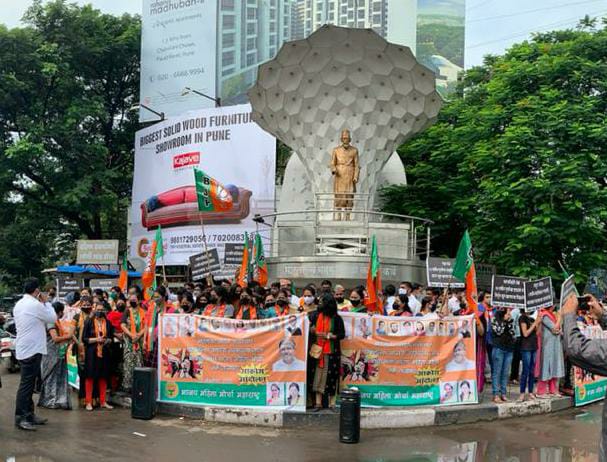 महाराष्ट्रातील महिला अत्याचारांविरोधात भाजपाचे ‘आक्रोश आंदोलन’