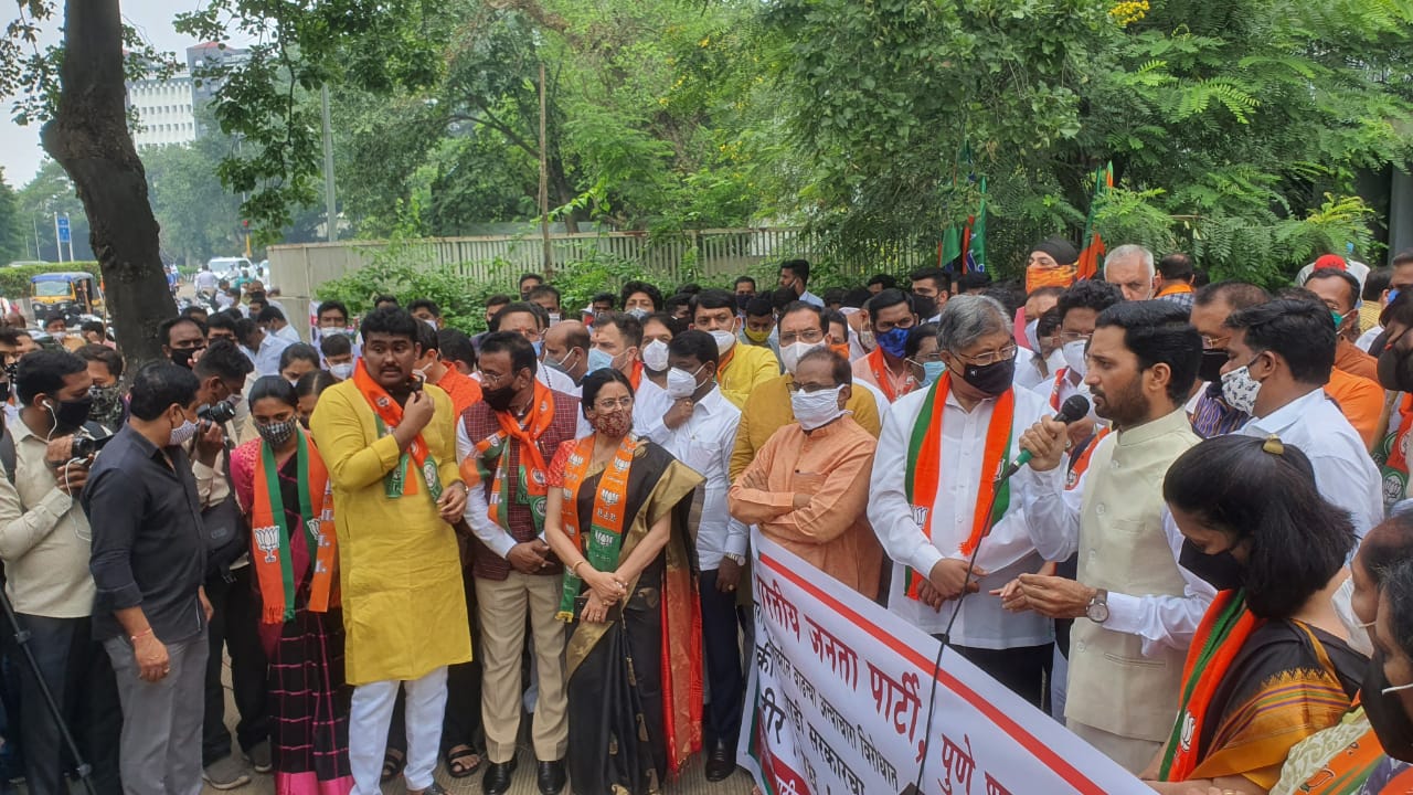 महिलांवरील अत्याचार थांबेपर्यंत आघाडी सरकारला स्वस्थ बसू देणार नाही- चंद्रकांत पाटील महिलांवरील अत्याचार थांबेपर्यंत आघाडी सरकारला स्वस्थ बसू देणार नाही- चंद्रकांत पाटील