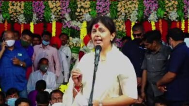 पंकजा मुंडे यांच्याकडून उध्दव ठाकरे यांचे कौतुक