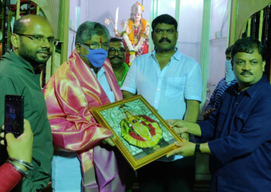 श्री साई तरुण मंडळाच्या देवीची आमदार चंद्रकांत पाटील यांच्या हस्ते आरती