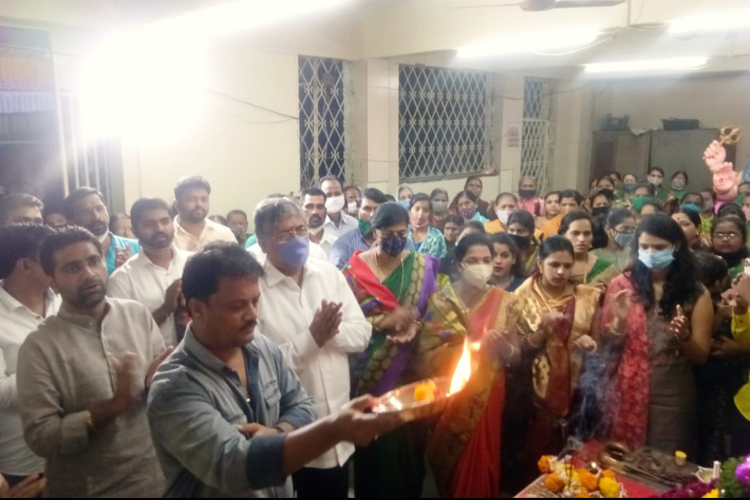 खिलारेवाडी तरुण मंडळाच्या देवीची आमदार चंद्रकांत पाटील यांच्या हस्ते आरती खिलारेवाडी तरुण मंडळाच्या देवीची आमदार चंद्रकांत पाटील यांच्या हस्ते आरती