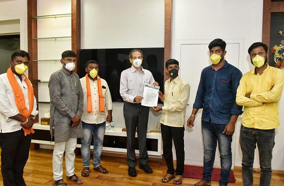 मराठा आरक्षणासाठी तरुणांचा ५८० किमीचा पायी प्रवास ;उध्दव ठाकरे यांनी घेतली भेट