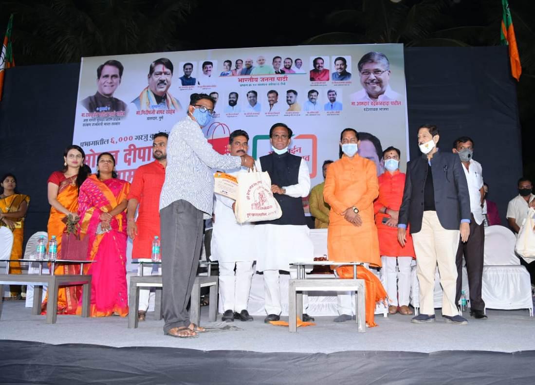 नगरसेवक दिलीप वेडेपाटील यांच्या वतीने बावधन-कोथरूड डेपो मधील नागरिकांना दिवाळी सरंजाम भेट