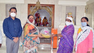 लक्ष्मी दुधाने यांच्याकडून कष्टकऱ्यांना आनंदी दिवाळी भेट                