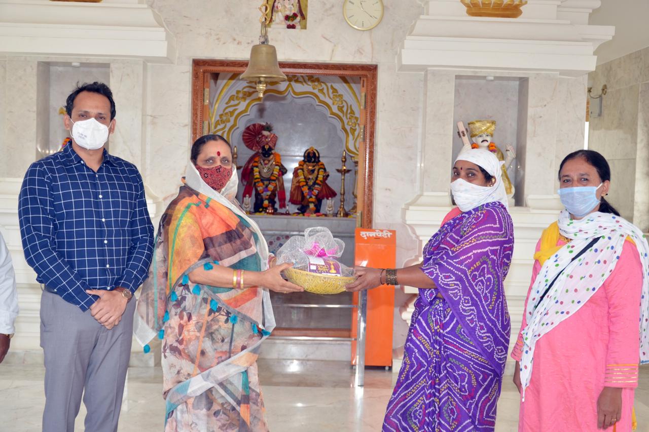 लक्ष्मी दुधाने यांच्याकडून कष्टकऱ्यांना आनंदी दिवाळी भेट                