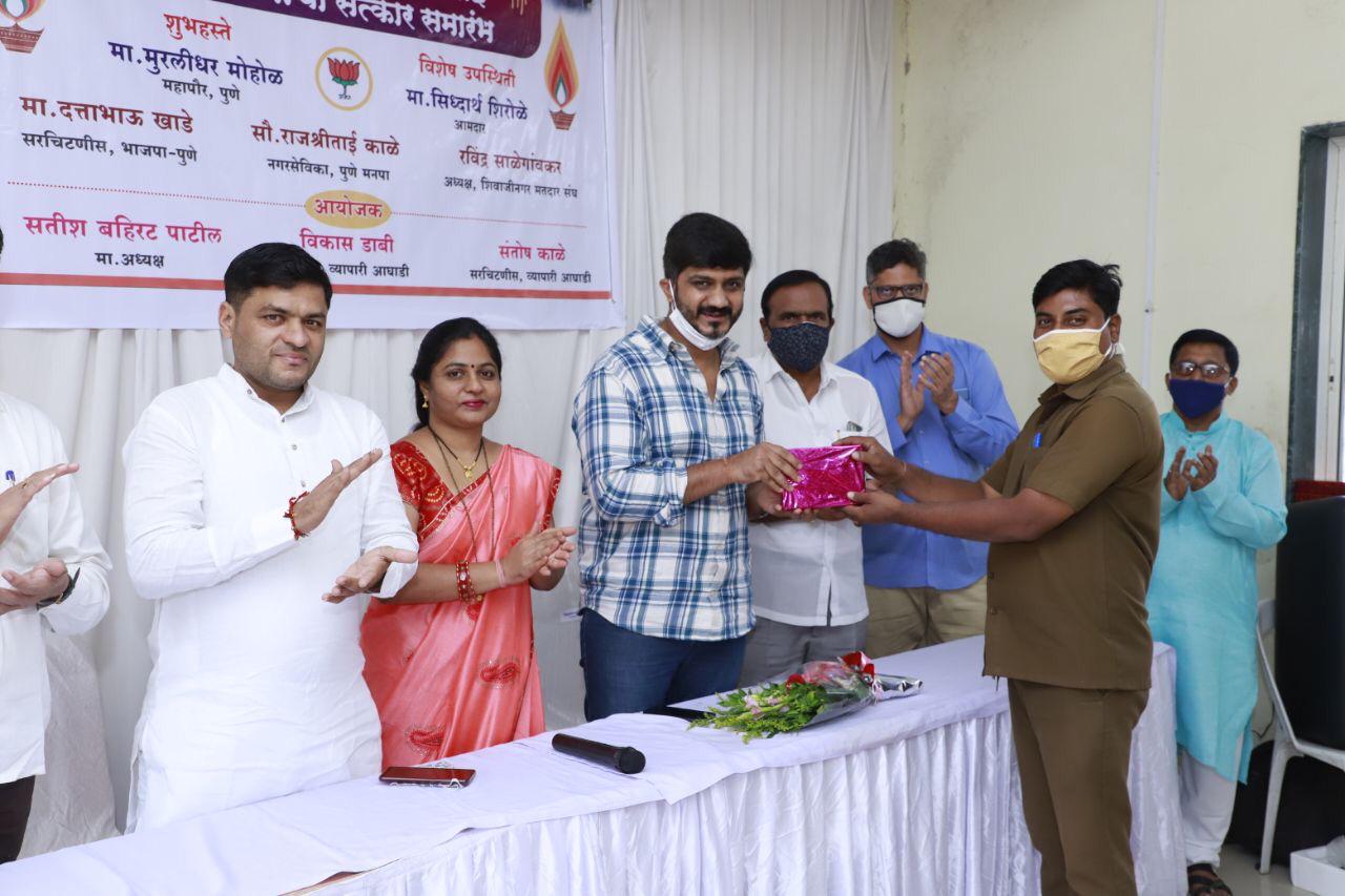 दिपावली निमित्त साफसफाई कामगारांचा सत्कार