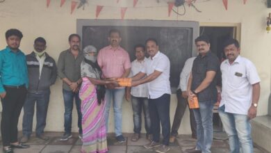 मनसेच्या वतीने सफाई कर्मचाऱ्यांना दिवाळी फराळ वाटप