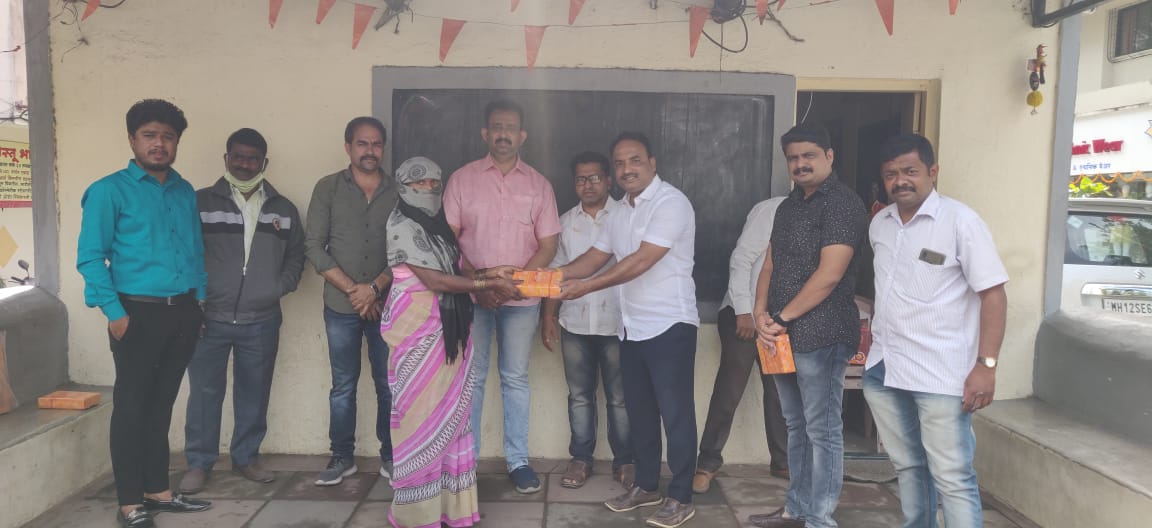 मनसेच्या वतीने सफाई कर्मचाऱ्यांना दिवाळी फराळ वाटप