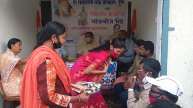 पोस्टमन काकांना औक्षण करुन भाऊबीज साजरी