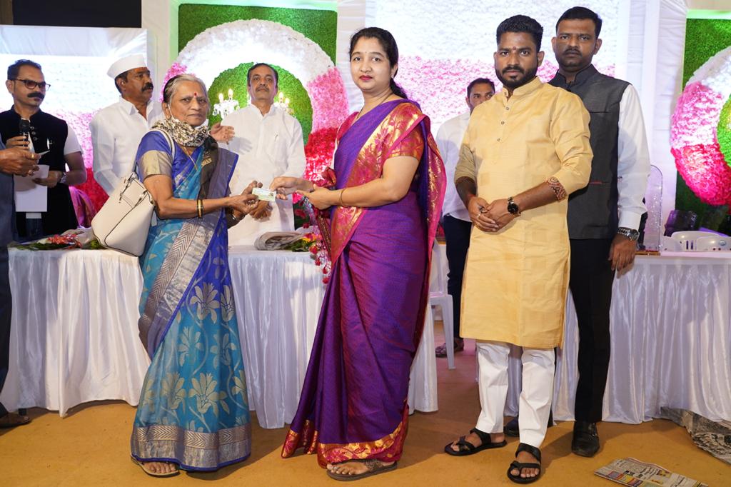 संत तुकाराम उद्योग समुहाच्या वतीने ज्येष्ठ नागरीकांना एसटी स्मार्ट कार्ड वाटप