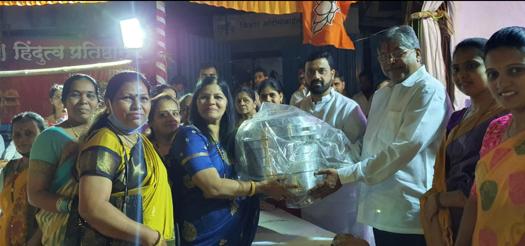 बचत गटातील महिलांना आवश्यक वस्तूंचे चंद्रकांत पाटील यांच्या हस्ते वाटप