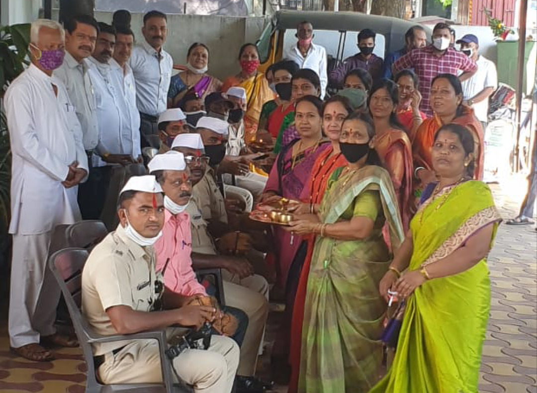 पोलीस बांधवांना औक्षण करून भाऊबीज साजरी पोलीस बांधवांना औक्षण करून भाऊबीज साजरी