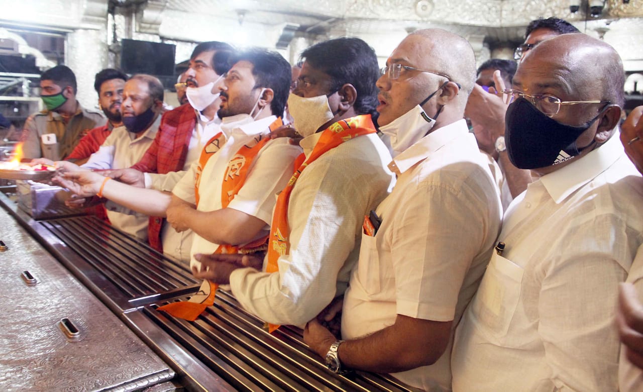 महाविकास आघाडीच्या वतीने दगडुशेठ हलवाई गणपती ची आरती करून विजयोत्सव साजरा.