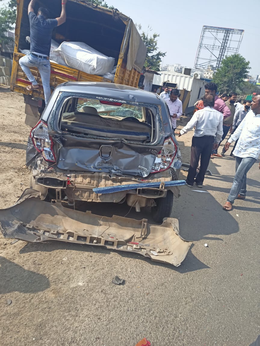 नवले पुलाजवळ विचित्र अपघातात ट्रकची नऊ वाहनांना धडक नवले पुलाजवळ विचित्र अपघातात ट्रकची नऊ वाहनांना धडक