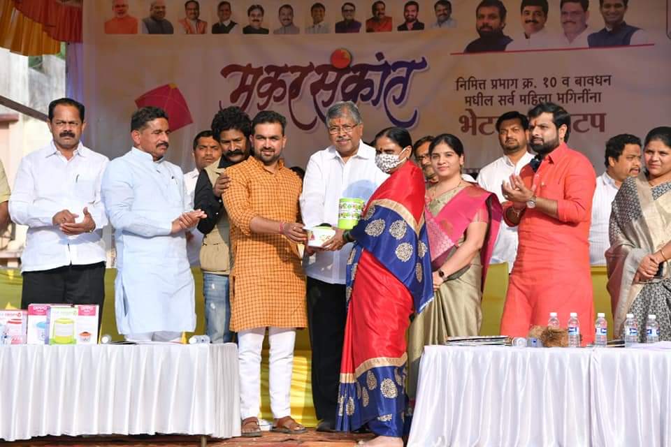 नगरसेवक किरण दगडे पाटील यांच्याकडून ५ हजार महिलांना संक्रांतीची भेट..