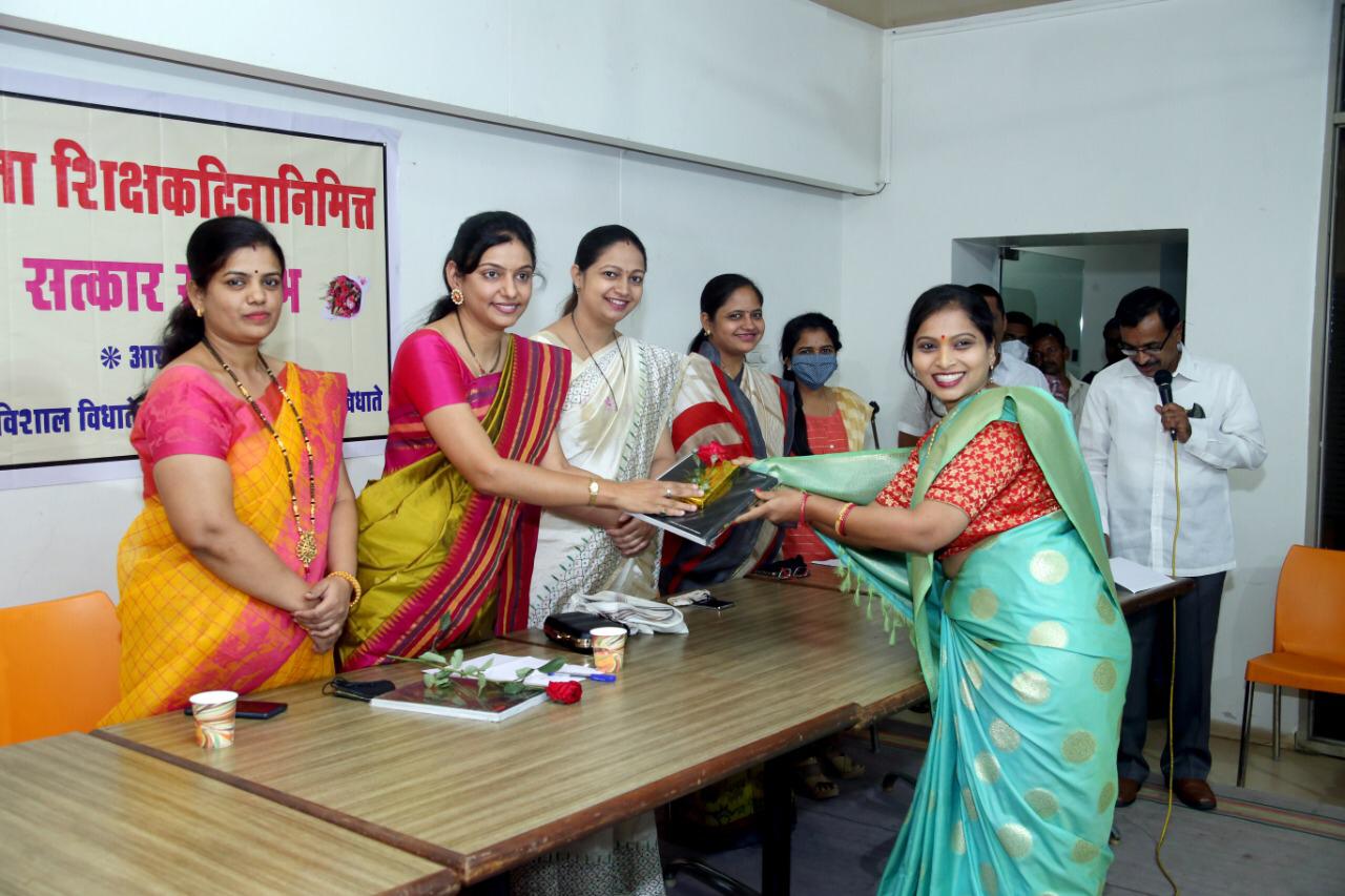 चांगल्या शिक्षकांमुळे समाजात सुसंस्कार टिकून आहेत.-अनुराधा ओक चांगल्या शिक्षकांमुळे समाजात सुसंस्कार टिकून आहेत. -अनुराधा ओक