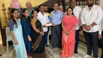 मंदार बलकवडे यांच्याकडून निधी संकलन मोहिमेतील सदस्यांकडे १ लाख रुपये निधी सुपूर्द