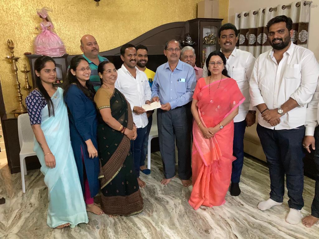 मंदार बलकवडे यांच्याकडून निधी संकलन मोहिमेतील सदस्यांकडे १ लाख रुपये निधी सुपूर्द