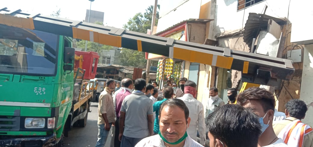 गर्दीच्या वेळी गुजरात कॉलनीत पालिकेच्या वाहनाची जोरदार धडक..