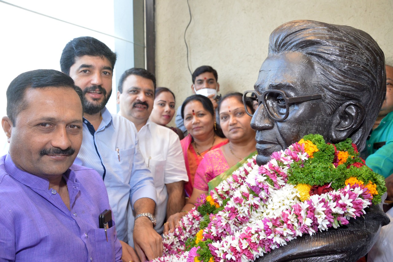 शिवसेनाप्रमुख बाळासाहेब ठाकरे यांना अभिवादन