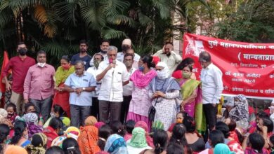 किमान वेतनाच्या मागणीसाठी कामगार युनियनचे पुणे महापालिके बाहेर आंदोलन