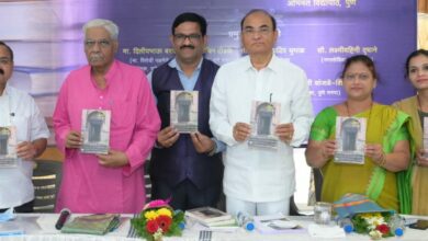वि. दा. पिंगळे लिखीत ‘चाैकट’ या कथासंग्राहाचे डाॅ. नागनाथ कोत्तापल्ले यांच्या हस्ते प्रकाशन