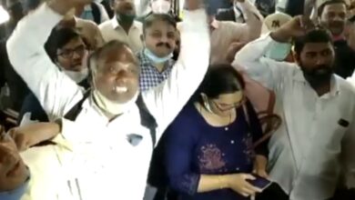 वर्षा गायकवाड हाय हाय ; खासगी शाळांच्या फी दरवाढी विरोधात आंदोलन