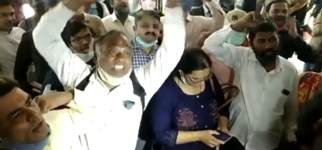 वर्षा गायकवाड हाय हाय ; खासगी शाळांच्या फी दरवाढी विरोधात आंदोलन