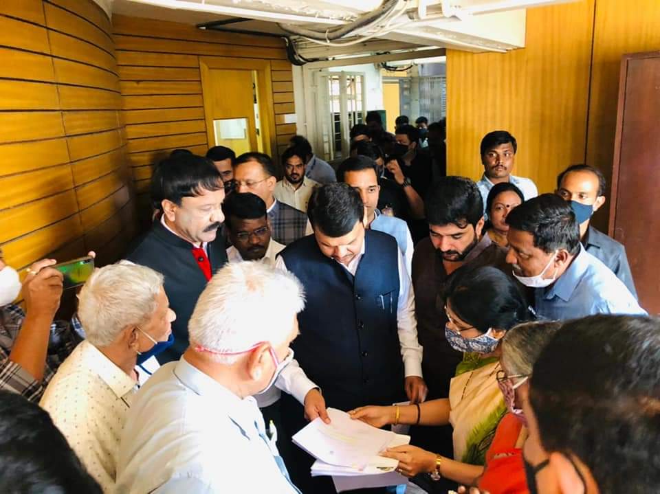 कोथरुडमधील स्थानिक प्रश्नांसाठी मेधा कुलकर्णी चंद्रकांत दादा सोडून डायरेक्ट फडणवीसांच्या भेटीला….