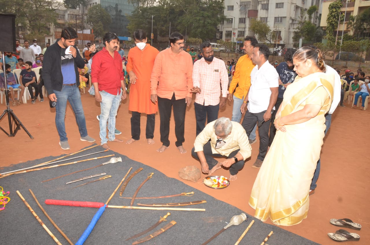 कोथरूडमधील  शिवकालीन युद्धकला प्रशिक्षण शिबिराचे अनिल शिदोरे यांच्या हस्ते उद्घाटन