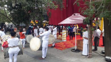 शिवजयंतीला परवानगी नाही. पण दुकानाच्या उदघाटनाला ढोल-ताशाचा गजर ; महापौरांच्या उपस्थितीत सोशल डिस्टंसिंगचा फज्जा