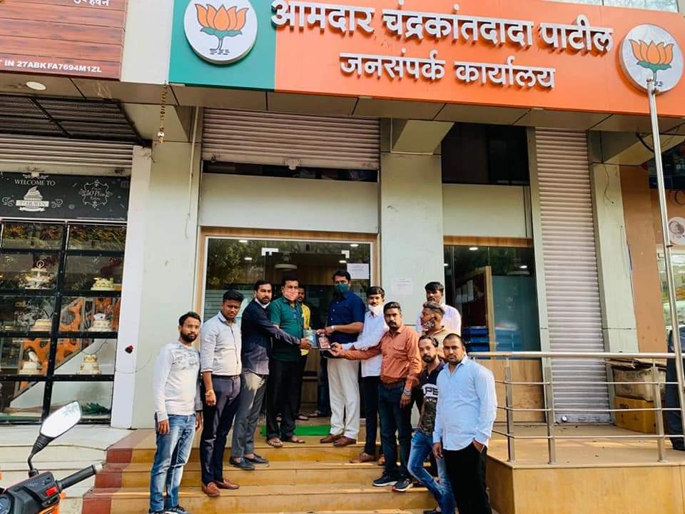 चंद्रकांत पाटील यांना राष्ट्रवादी युवक काँग्रेसकडून  भारतरत्न डॉ. ए. पी. जे. अब्दुल कलाम यांचे अग्निपंख पुस्तक भेट