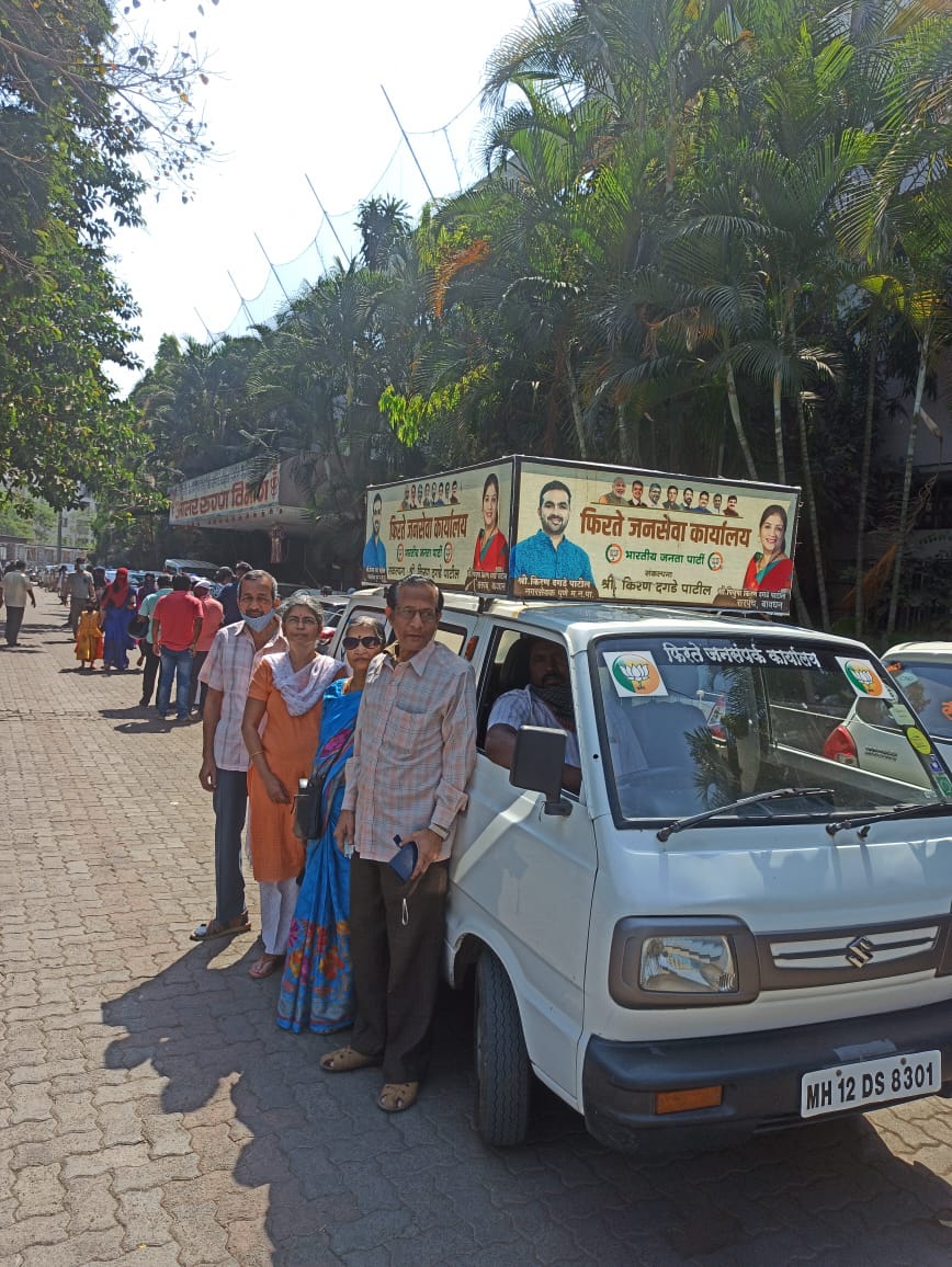 बावधन मधील नागरिकांसाठी कोरोना लसीकरण केंद्रावर जाण्या – येण्यासाठी नगरसेवक किरण दगडे पाटिल यांच्याकडून व्यवस्था