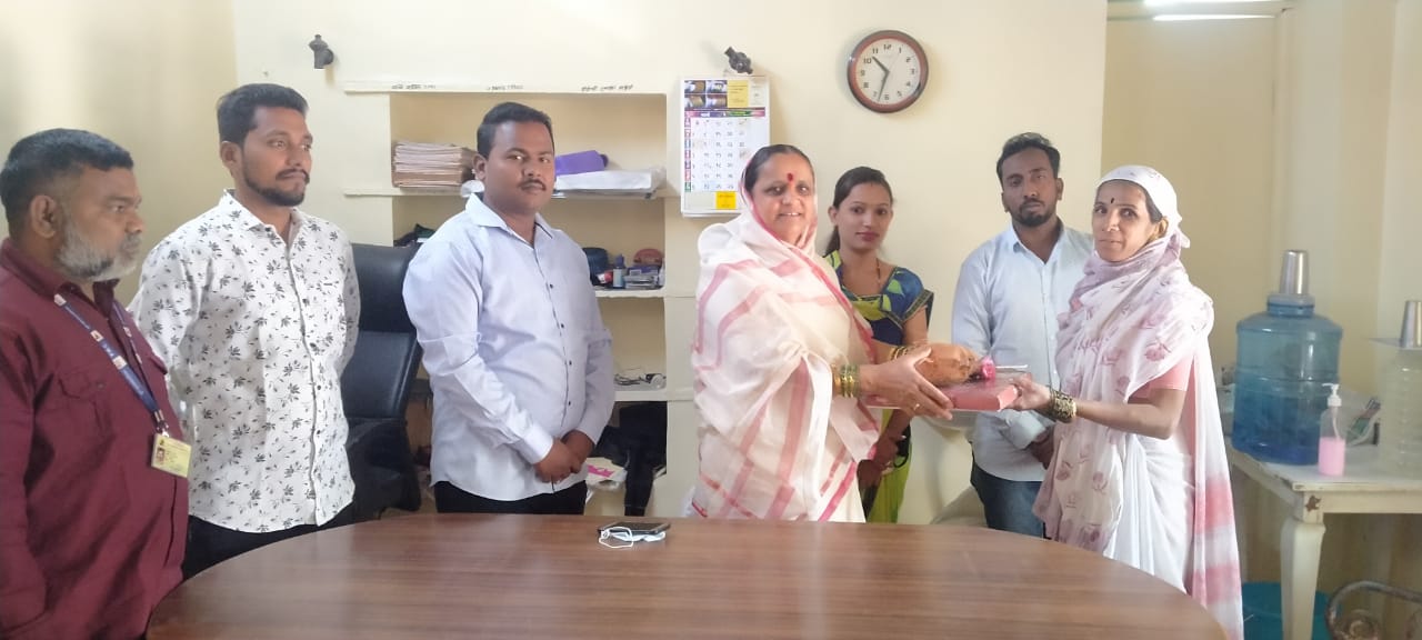 कर्वेनगरमध्ये महिला दिनानिमित्त सफाई कर्मचारी महिलांचा सन्मान…