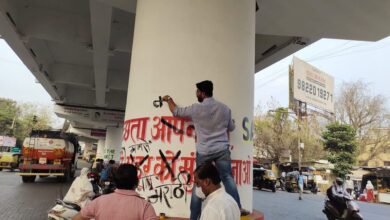 पुणे महापालिकेचा चक्क हिंदीमध्ये सूचना फलक मनसैनिकांनी काळे फासले. कर्वेनगर मधील प्रकार…