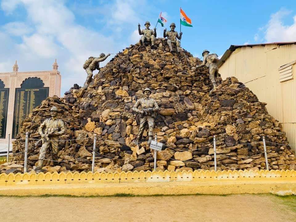 कोथरुड मध्ये होणाऱ्या एक्झिबिशन सेंटर मध्ये वॉर म्युझियमचा समावेश करण्याची अल्पना वरपे यांची महापौरांकडे मागणी..