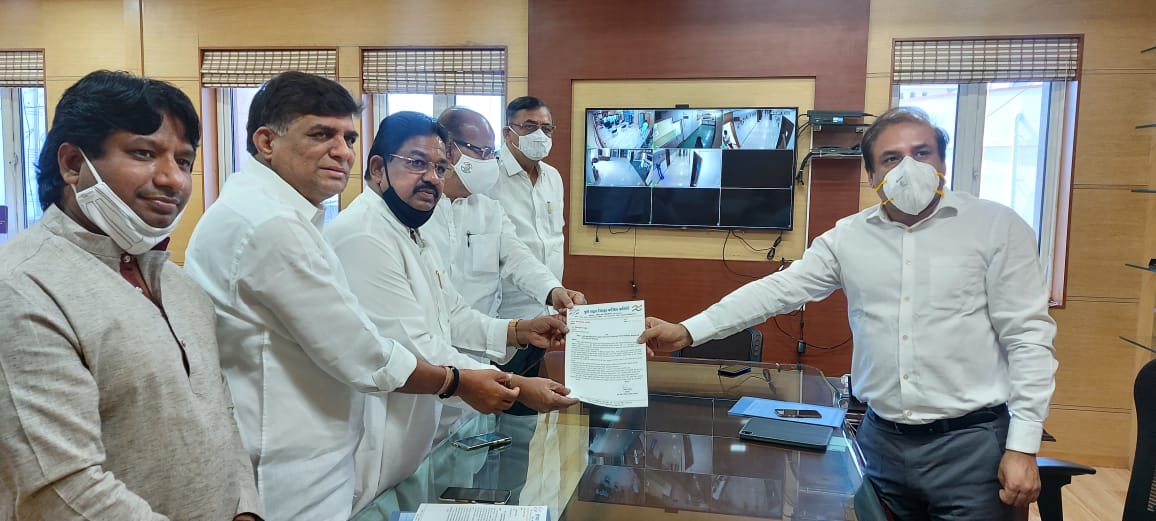 एक हजार बेडस् वाढविणार रुग्णवाहिकांसाठी संस्थांची मदत घेणार काँग्रेसच्या शिष्टमंडळाला महापालिका आयुक्तांचे आश्वासन