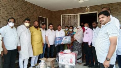 बहुली (भगतवाडी) येथील जळीत ग्रस्त कुटुंबांना दीपक मानकर यांच्याकडून जीवनावश्यक वस्तूंची मदत..