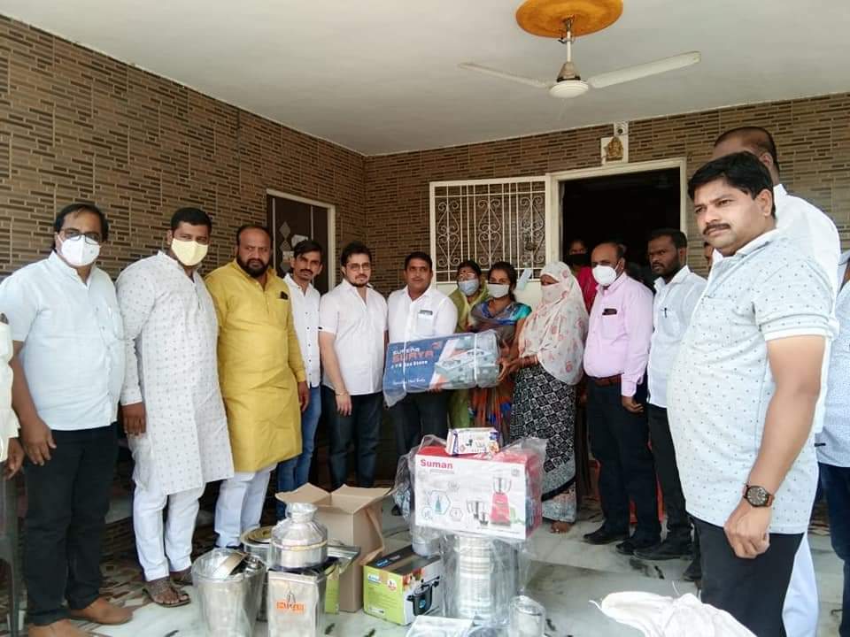 बहुली (भगतवाडी) येथील जळीत ग्रस्त कुटुंबांना दीपक मानकर यांच्याकडून जीवनावश्यक वस्तूंची मदत..