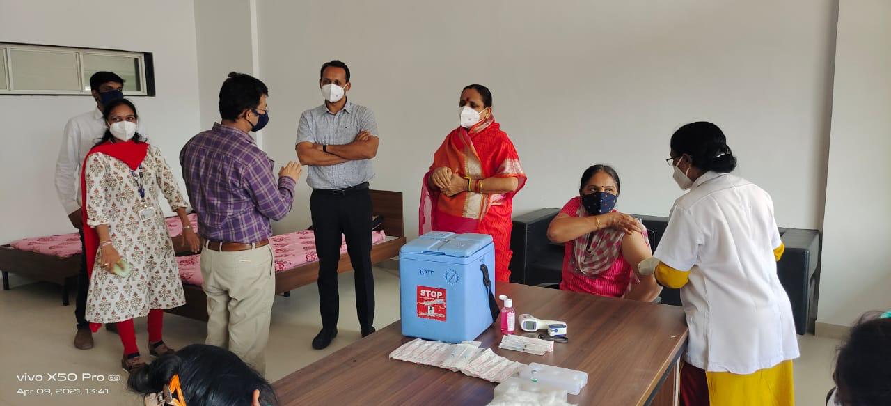 कोविड – १९ प्रतिबंधित लसीकरण केंद्र कर्वेनगर मध्ये सुरु ; लक्ष्मी दुधाने यांच्या पाठपुराव्याला यश..