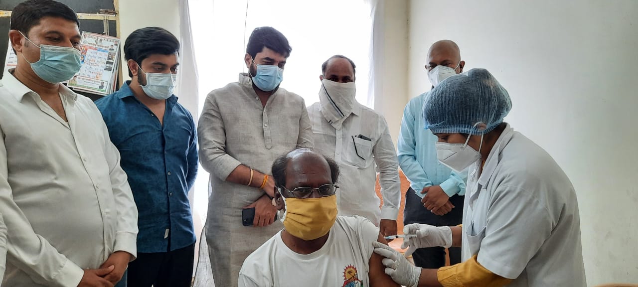 पाषाण – सुसरोड परीसरात कोविड-19 लसीकरण केंद्र सुरु शिवम सुतार यांच्या पाठपुराव्याला यश