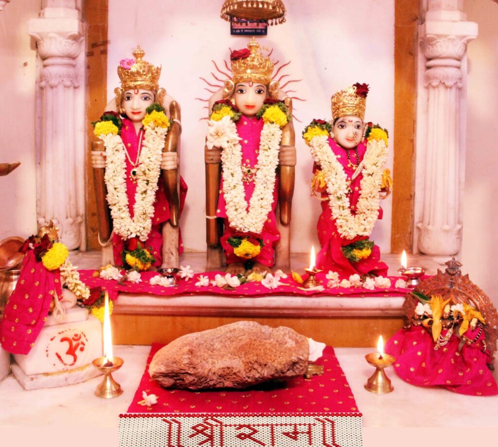 पुण्यातील सदावर्ते राम मंदिरातील श्री राम, माता सीता, लक्ष्मण मूर्ती सुमारे १५०० वर्ष जुन्या आहेत. राम नवमी निमित्त खास छायाचित्रे Img 20210421 wa0013